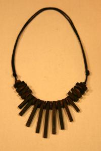 Fa nyaklánc pálcikákkal