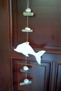 Delfin kavicsokkal fehér