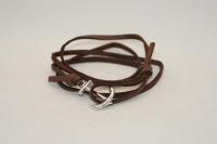 Barna bőr karkötő vasmacskával