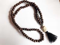 Mala sötétbarna fehér howlit Budhafejjel