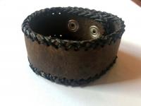 Vastag bőr karkötő szélén fonott (barna)