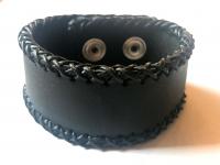 Vastag bőr karkötő szélén fonott (fekete)