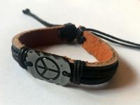 Bőr karkötő békejellel (barna)