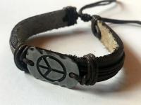Bőr karkötő békejellel (fekete)
