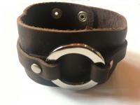Vastag bőr karkötő  karikával (barna)