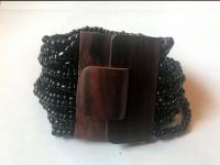 Gyöngyös karkötő fa csattal (fekete)