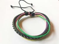 Bőr karkötő fém pöttyökkel fekete