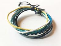 Bőr karkötő fém pöttyökkel kék