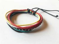 Bőr karkötő fém pöttyökkel piros